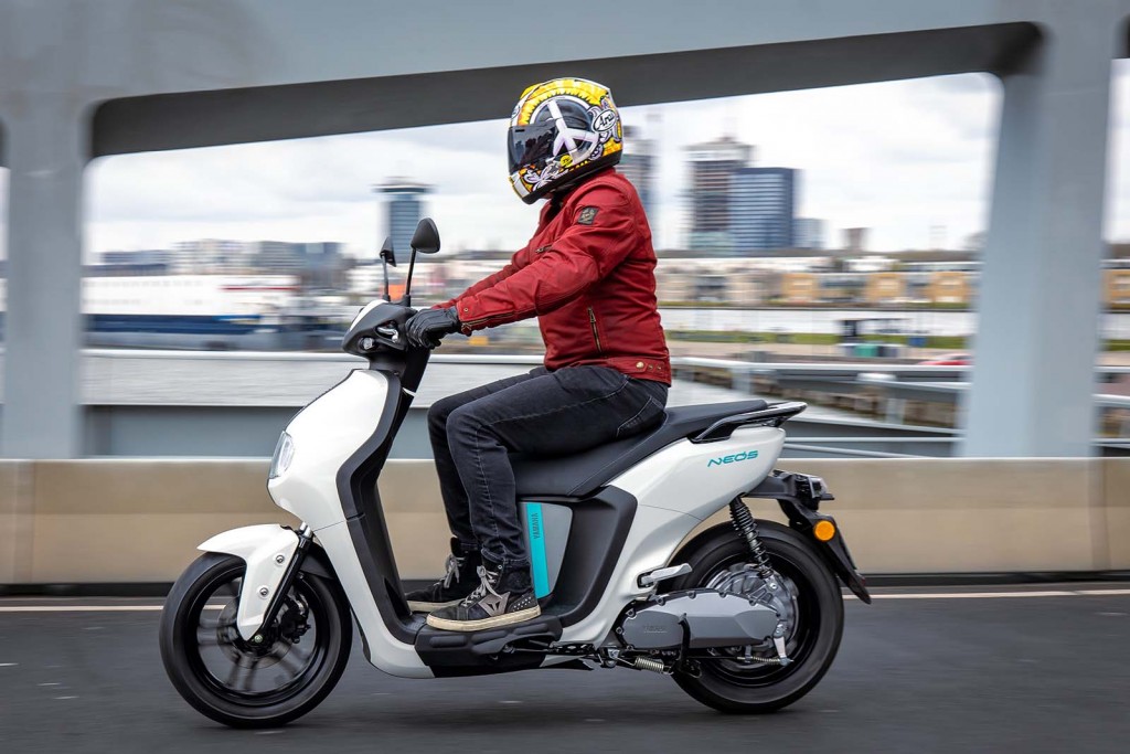Yamaha Neo's electric scooter review Move Electric